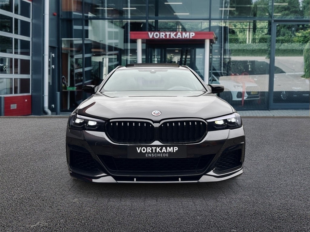 BMW-5-SERIE-540I XDRIVE M SPORT PANO-DAK/CAMERA/NAVI/LEDER/CARPLAY