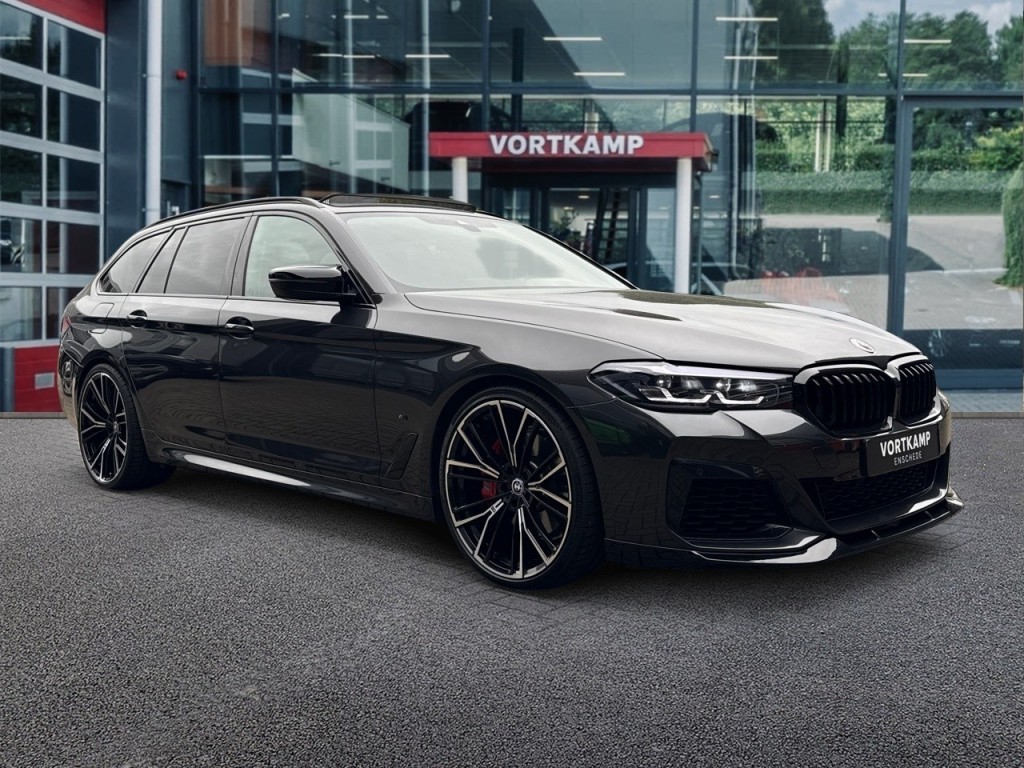 BMW-5-SERIE-540I XDRIVE M SPORT PANO-DAK/CAMERA/NAVI/LEDER/CARPLAY