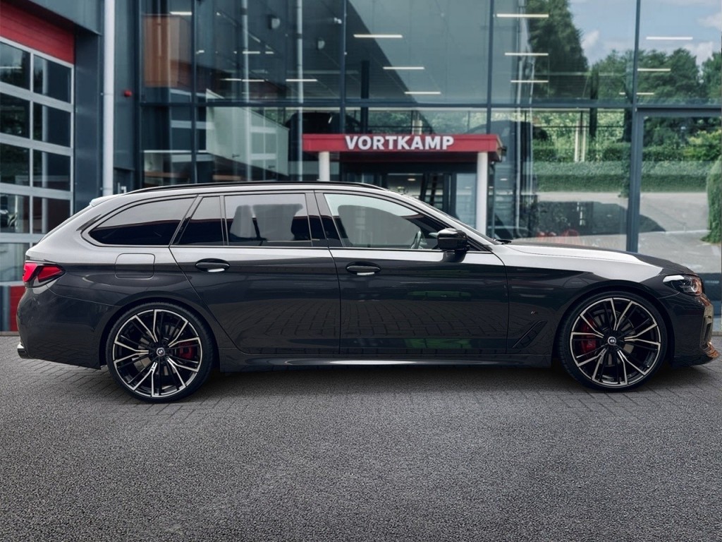 BMW-5-SERIE-540I XDRIVE M SPORT PANO-DAK/CAMERA/NAVI/LEDER/CARPLAY