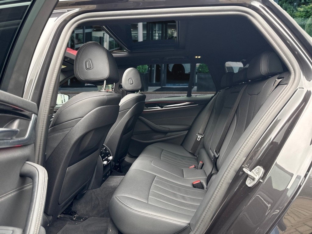 BMW-5-SERIE-540I XDRIVE M SPORT PANO-DAK/CAMERA/NAVI/LEDER/CARPLAY