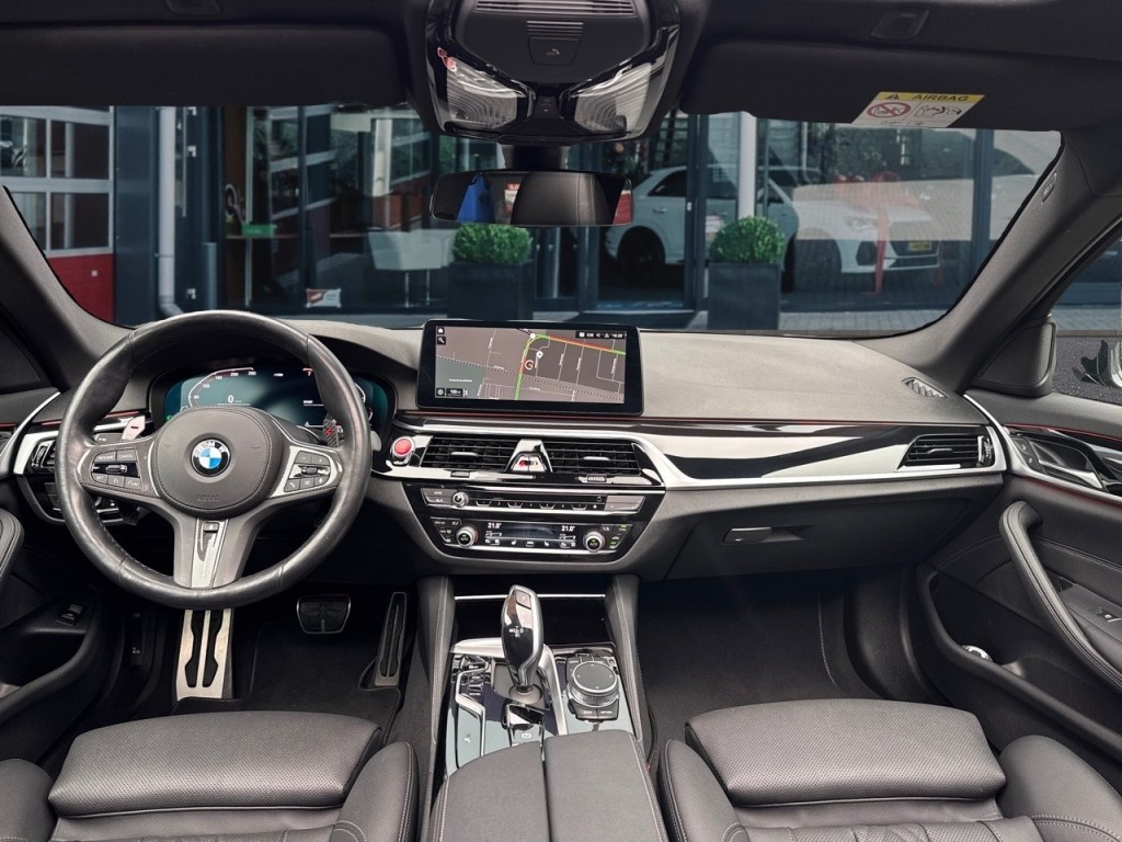 BMW-5-SERIE-540I XDRIVE M SPORT PANO-DAK/CAMERA/NAVI/LEDER/CARPLAY