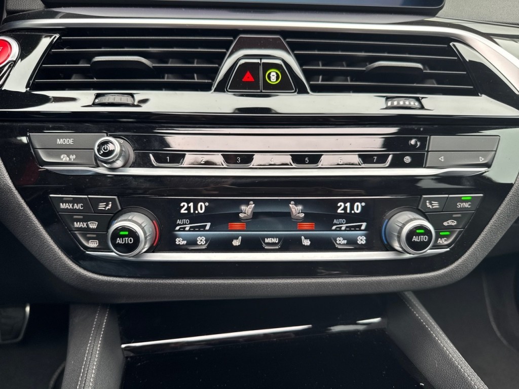 BMW-5-SERIE-540I XDRIVE M SPORT PANO-DAK/CAMERA/NAVI/LEDER/CARPLAY