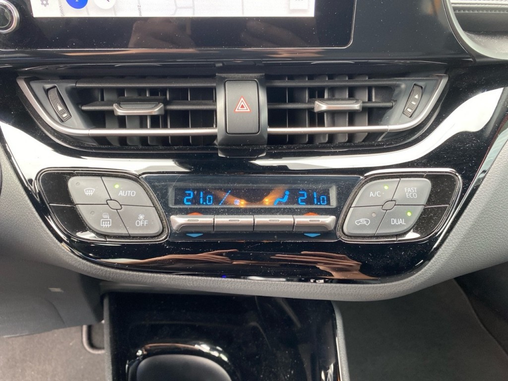 TOYOTA-C-HR-1.8 HYBRID BUSINESS PLUS CAMERA/NAVI/CRUISE