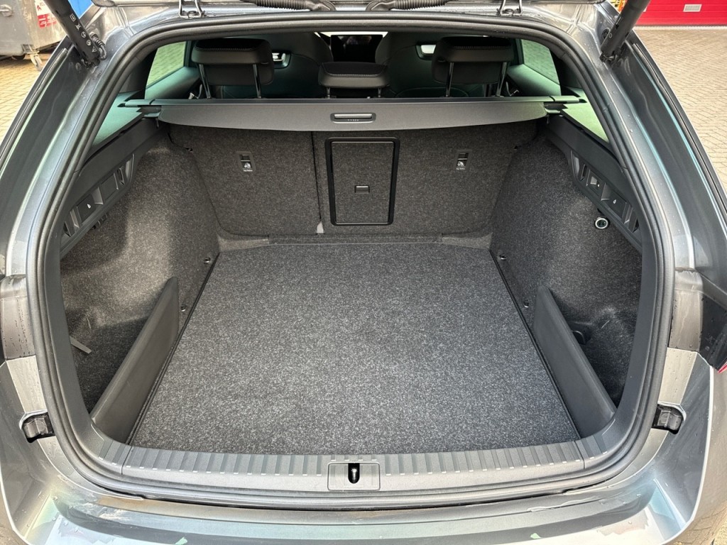 SKODA-OCTAVIA-1.5 TSI MHEV 150PK SPORTLINE TREKHAAK/E-KLEP/CAMERA/ACC/NAVI