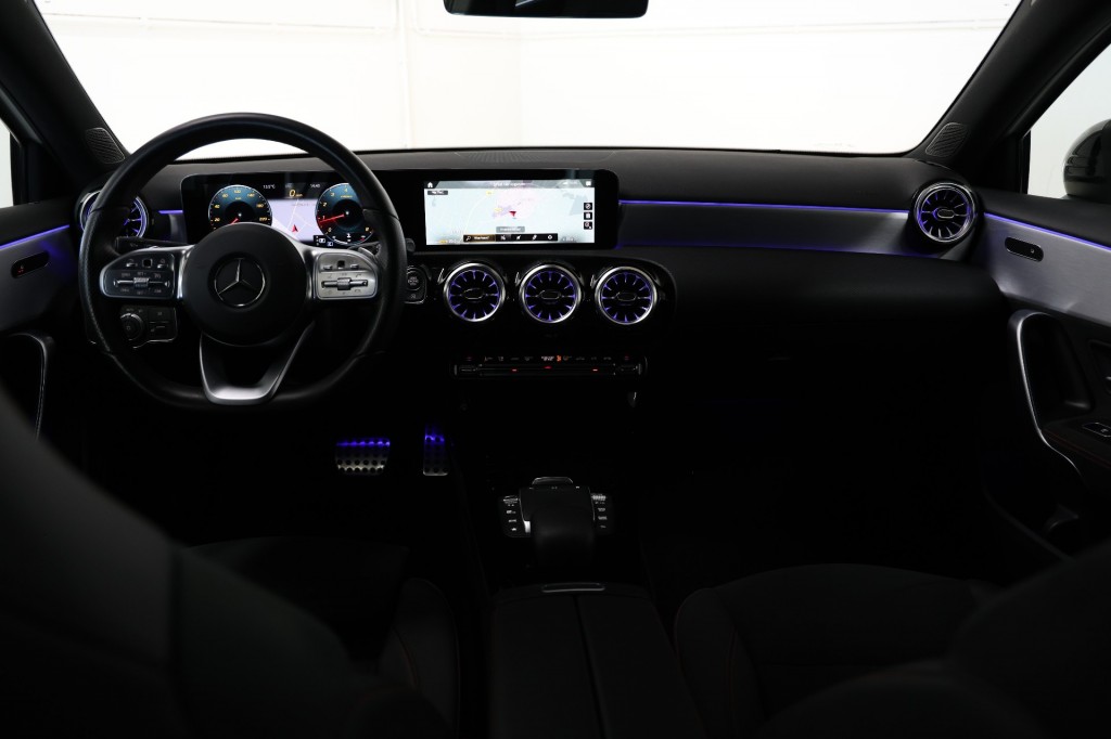 MERCEDES-BENZ-A-KLASSE-A180 AMG NIGHT ED. AUT. *Sfeerv/Cam/Stoelvw/Widescreen*