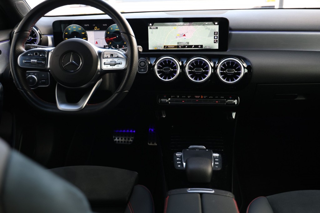 MERCEDES-BENZ-A-KLASSE-A180 AMG NIGHT ED. AUT. *Sfeerv/Cam/Stoelvw/Widescreen*