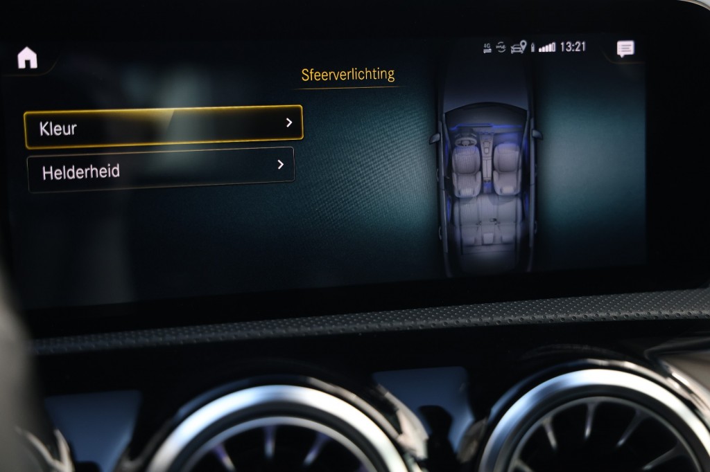 MERCEDES-BENZ-A-KLASSE-A180 AMG NIGHT ED. AUT. *Sfeerv/Cam/Stoelvw/Widescreen*