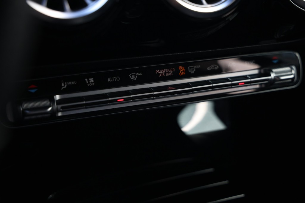 MERCEDES-BENZ-A-KLASSE-A180 AMG NIGHT ED. AUT. *Sfeerv/Cam/Stoelvw/Widescreen*