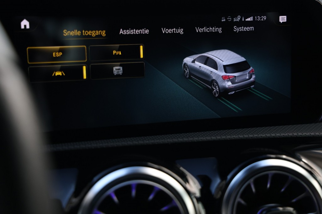 MERCEDES-BENZ-A-KLASSE-A180 AMG NIGHT ED. AUT. *Sfeerv/Cam/Stoelvw/Widescreen*