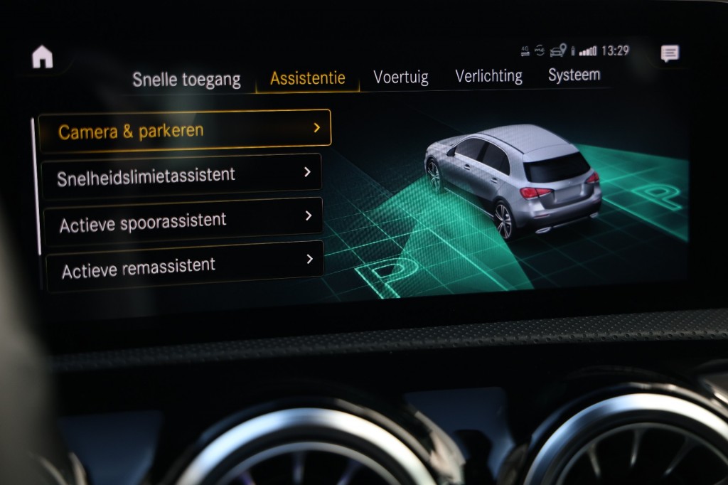 MERCEDES-BENZ-A-KLASSE-A180 AMG NIGHT ED. AUT. *Sfeerv/Cam/Stoelvw/Widescreen*