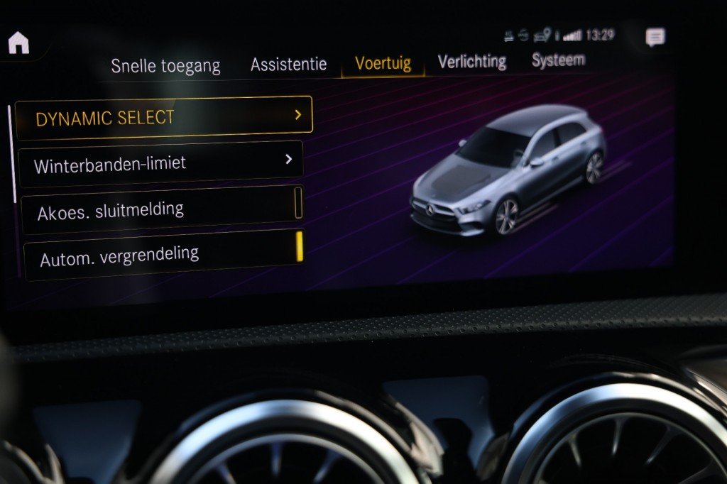 MERCEDES-BENZ-A-KLASSE-A180 AMG NIGHT ED. AUT. *Sfeerv/Cam/Stoelvw/Widescreen*