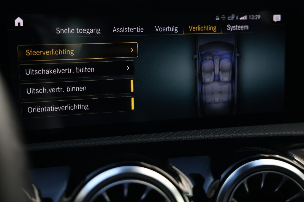 MERCEDES-BENZ-A-KLASSE-A180 AMG NIGHT ED. AUT. *Sfeerv/Cam/Stoelvw/Widescreen*