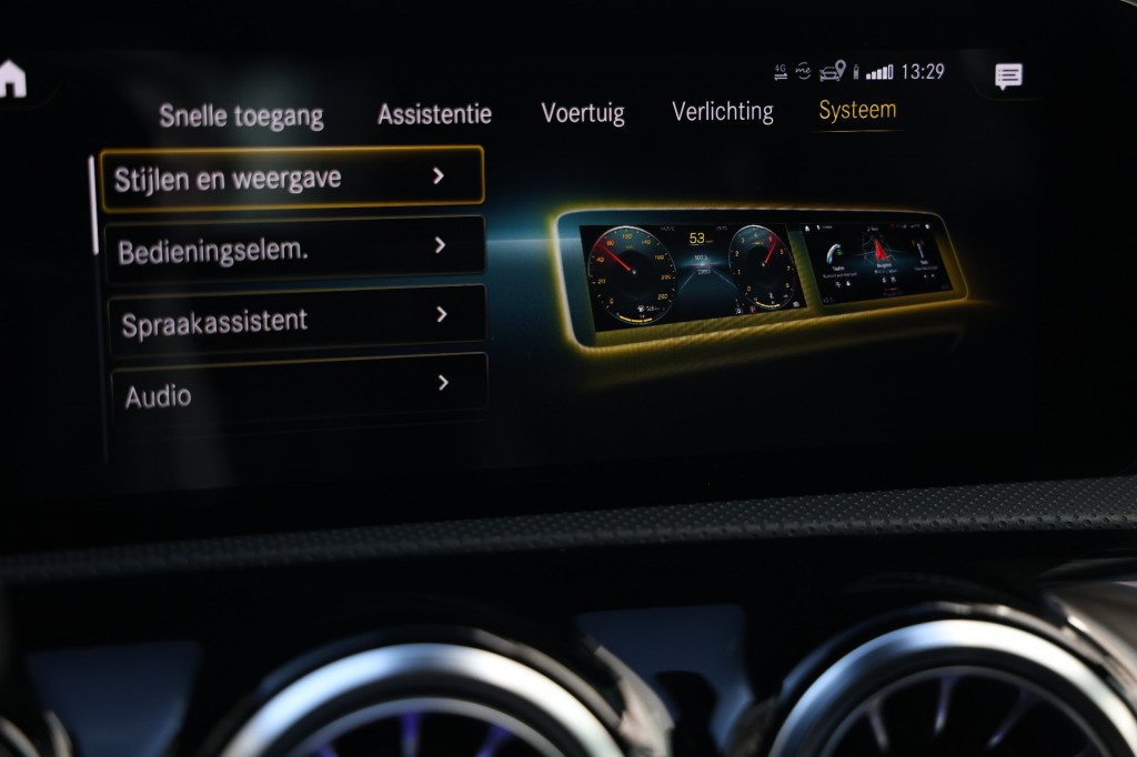 MERCEDES-BENZ-A-KLASSE-A180 AMG NIGHT ED. AUT. *Sfeerv/Cam/Stoelvw/Widescreen*