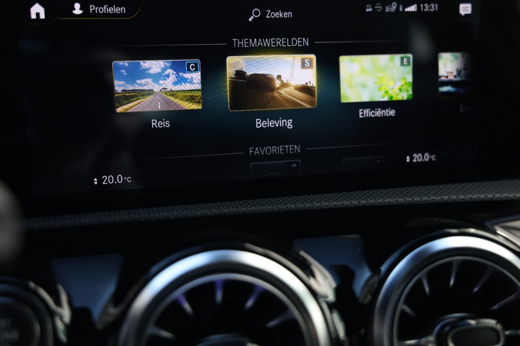 MERCEDES-BENZ-A-KLASSE-A180 AMG NIGHT ED. AUT. *Sfeerv/Cam/Stoelvw/Widescreen*