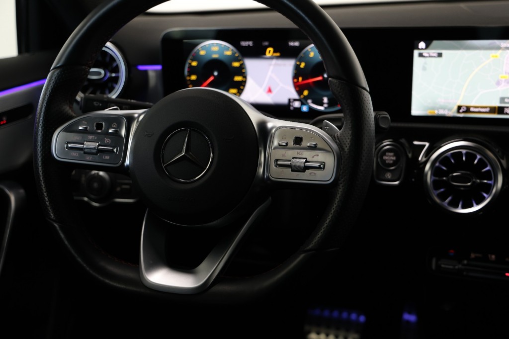 MERCEDES-BENZ-A-KLASSE-A180 AMG NIGHT ED. AUT. *Sfeerv/Cam/Stoelvw/Widescreen*