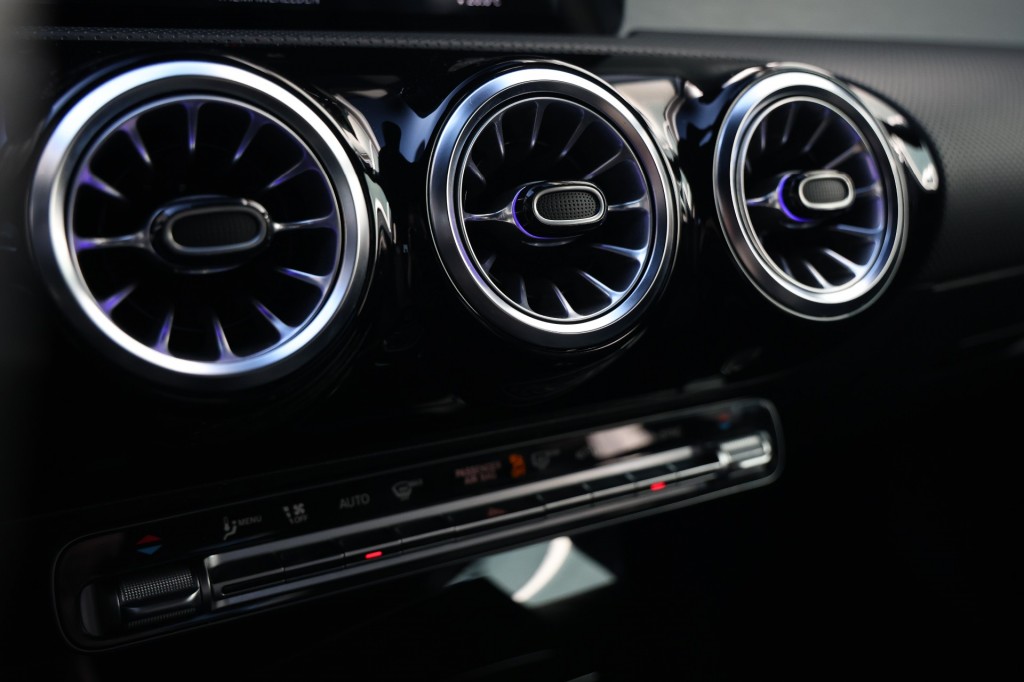 MERCEDES-BENZ-A-KLASSE-A180 AMG NIGHT ED. AUT. *Sfeerv/Cam/Stoelvw/Widescreen*
