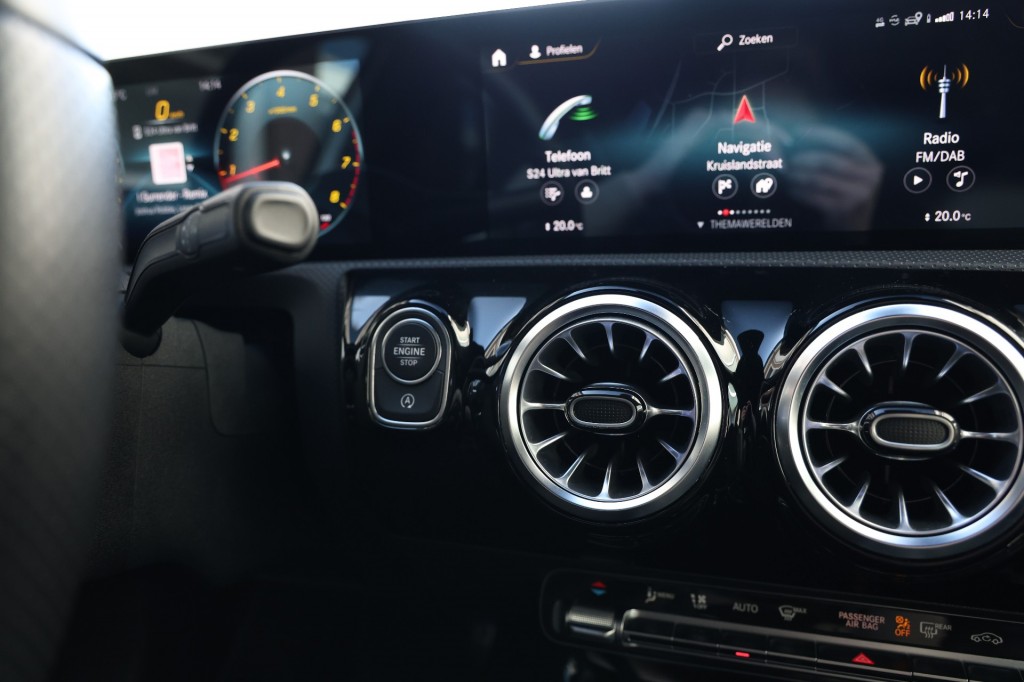 MERCEDES-BENZ-A-KLASSE-A180 AMG NIGHT ED. AUT. *Sfeerv/Cam/Stoelvw/Widescreen*