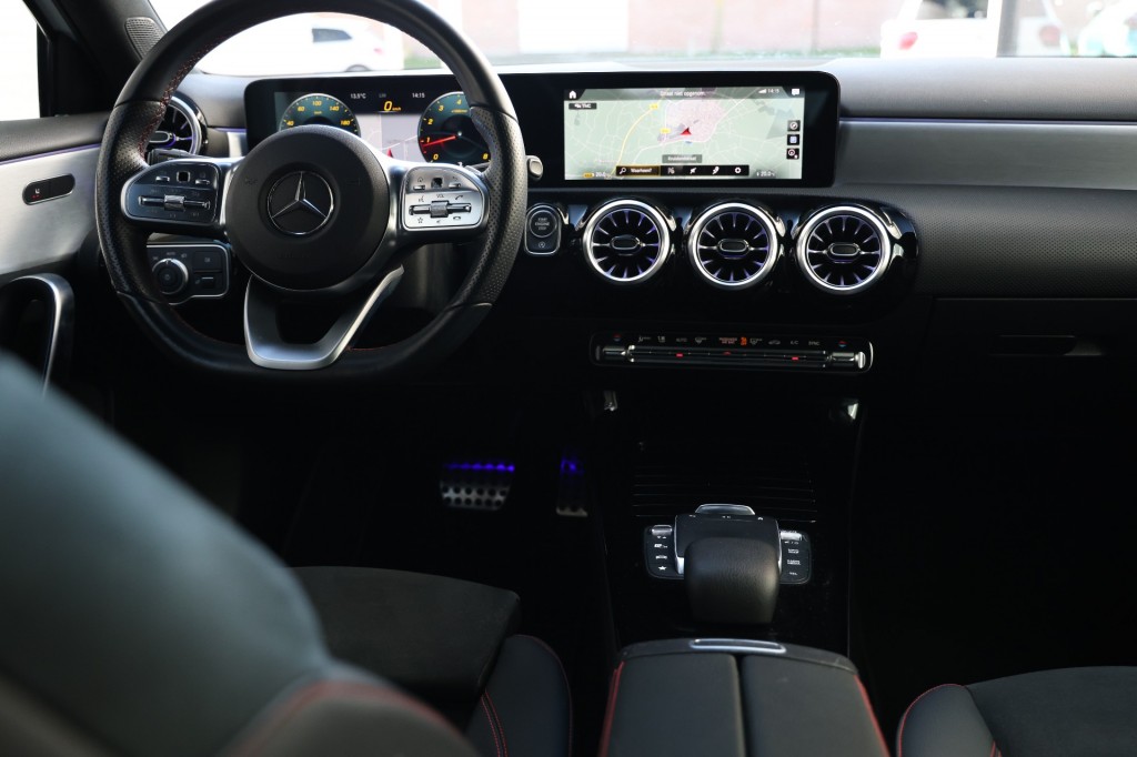 MERCEDES-BENZ-A-KLASSE-A180 AMG NIGHT ED. AUT. *Sfeerv/Cam/Stoelvw/Widescreen*