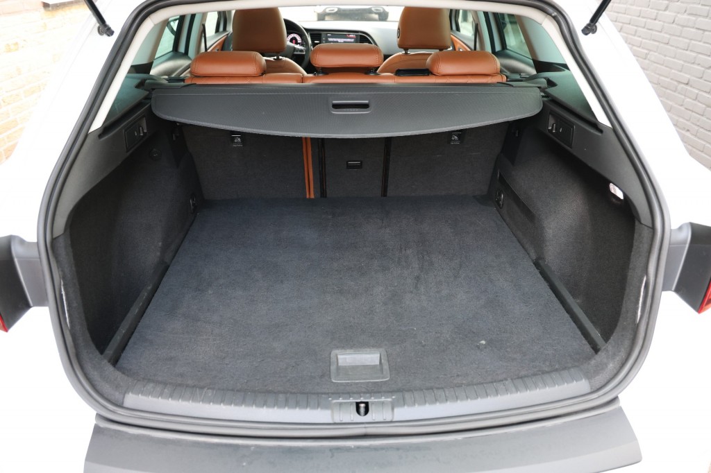 SEAT-LEON-ST Tsi 116pk Ultimate Edition Pano/Trekh/Leder/Virtual/Cam