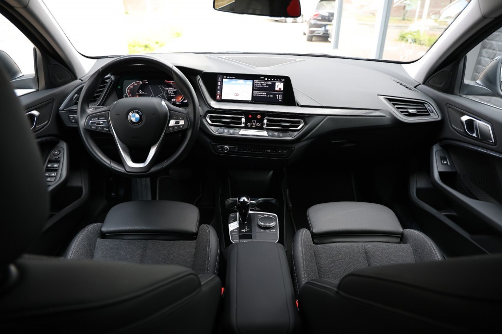 BMW-1-SERIE-118i Executive Business Aut. NAP/Sportstoelen/Live Cockpit Prof