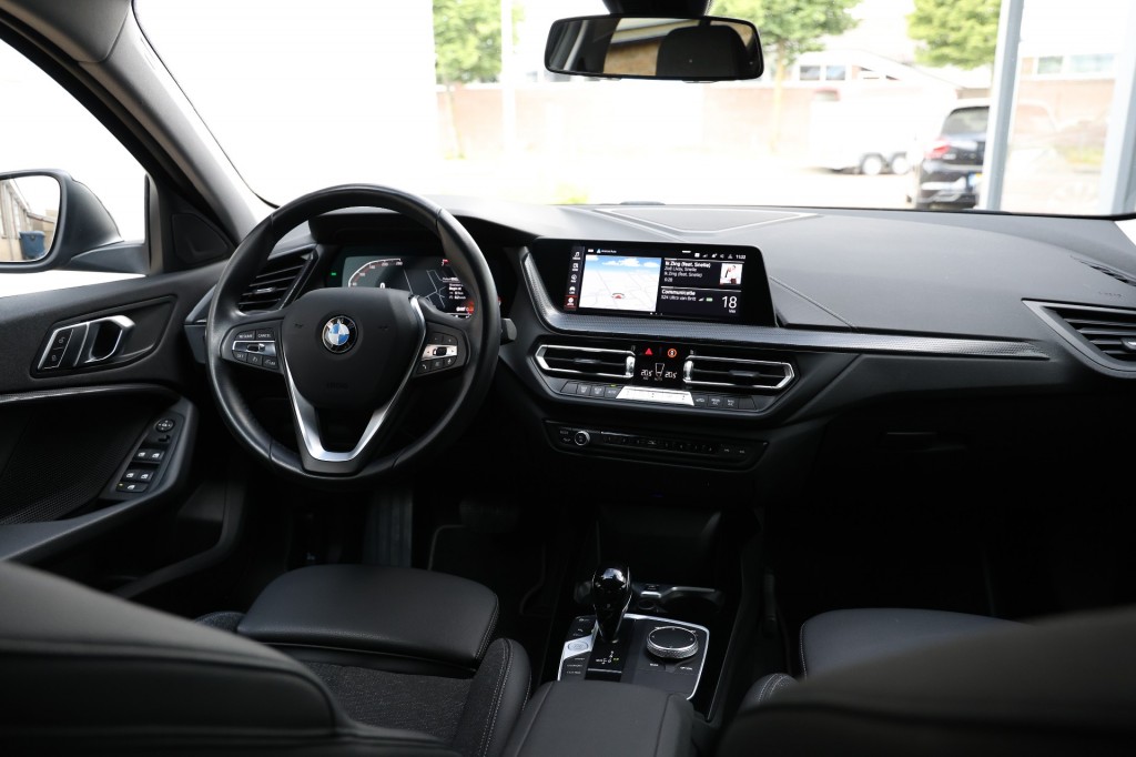 BMW-1-SERIE-118i Executive Business Aut. NAP/Sportstoelen/Live Cockpit Prof