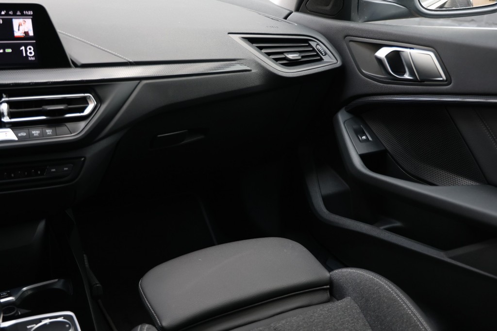 BMW-1-SERIE-118i Executive Business Aut. NAP/Sportstoelen/Live Cockpit Prof