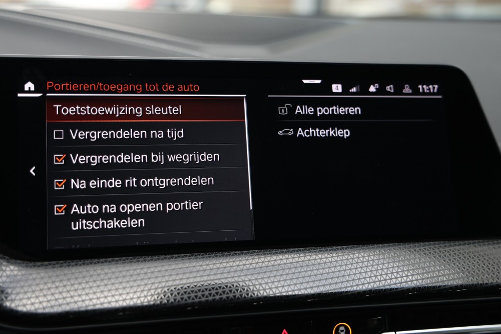 BMW-1-SERIE-118i Executive Business Aut. NAP/Sportstoelen/Live Cockpit Prof