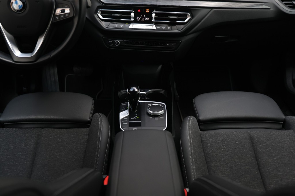 BMW-1-SERIE-118i Executive Business Aut. NAP/Sportstoelen/Live Cockpit Prof