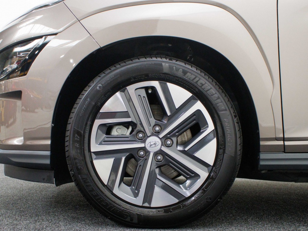 HYUNDAI-KONA-EV Fashion 64 kWh DEMO Private lease 569 p.m.
