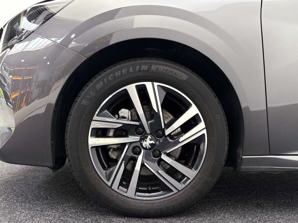PEUGEOT-208-1.2 PT 100 Allure Private lease 389 pm