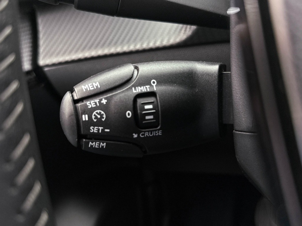 PEUGEOT-208-1.2 PT 100 Allure Private lease 389 pm