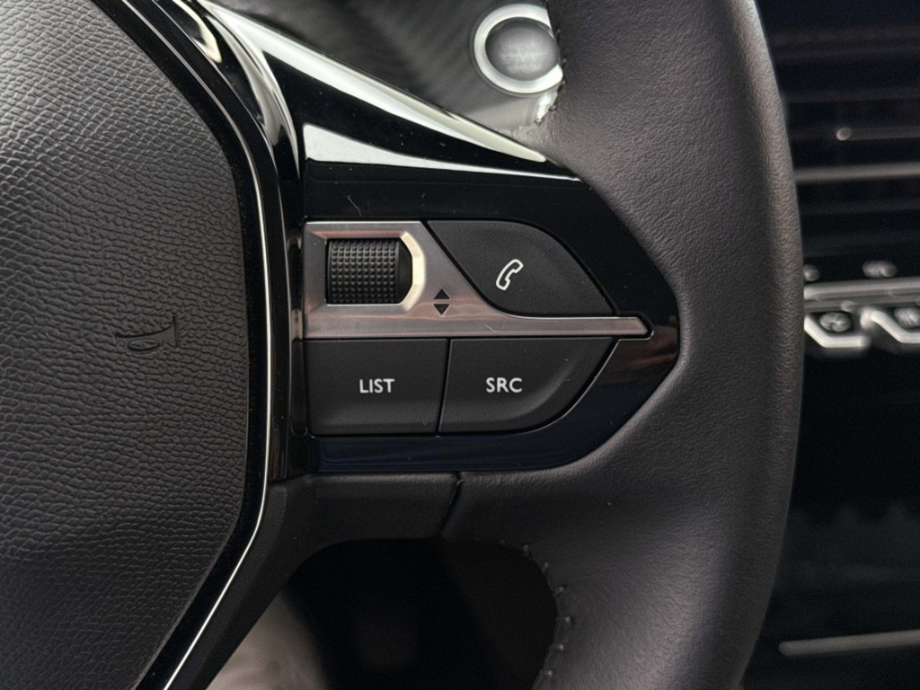PEUGEOT-208-1.2 PT 100 Allure Private lease 389 pm