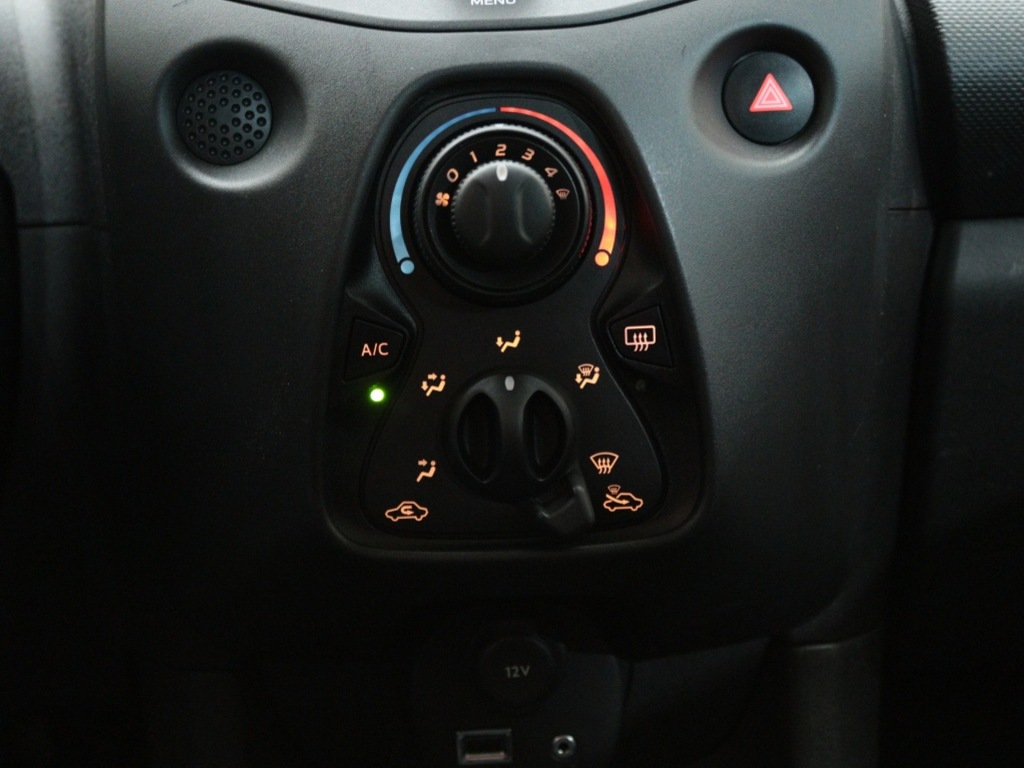 TOYOTA-AYGO-1.0 VVT-i x-fun Airco Radio mp3 El. Ramen