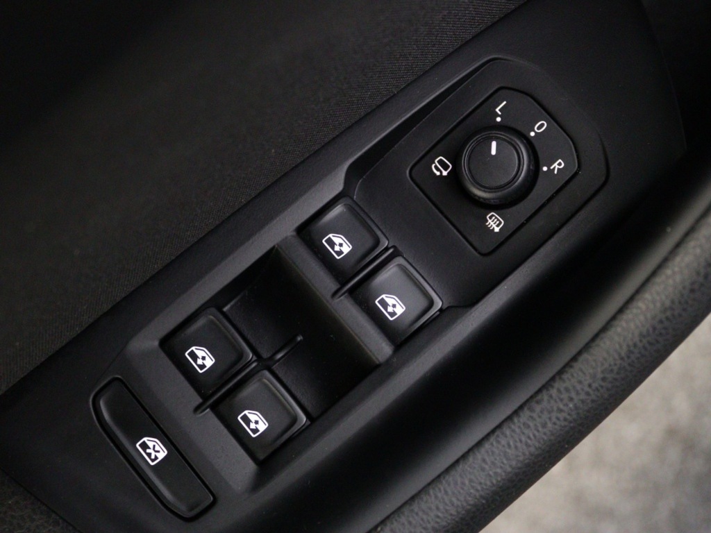 VOLKSWAGEN-PASSAT-Variant 1.5 TSI Business achteruitrijcamera Navigatie Carplay