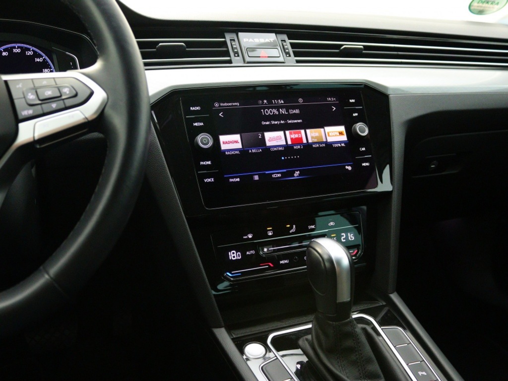 VOLKSWAGEN-PASSAT-Variant 1.5 TSI Business achteruitrijcamera Navigatie Carplay