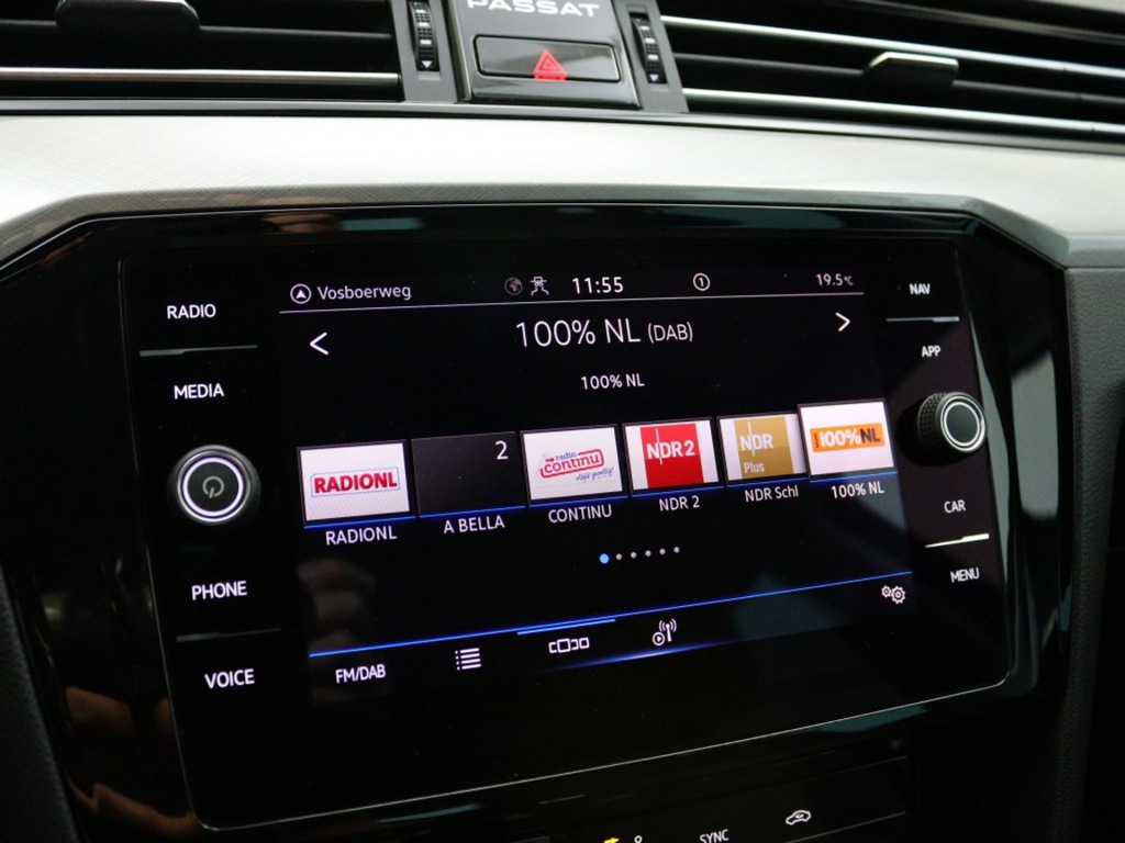 VOLKSWAGEN-PASSAT-Variant 1.5 TSI Business achteruitrijcamera Navigatie Carplay