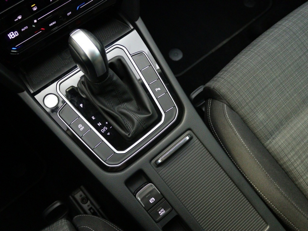 VOLKSWAGEN-PASSAT-Variant 1.5 TSI Business achteruitrijcamera Navigatie Carplay