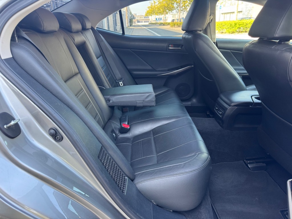 LEXUS-IS-300h Hybrid Edition 30 ACC OPENDAK LEER PRIMA AUTO