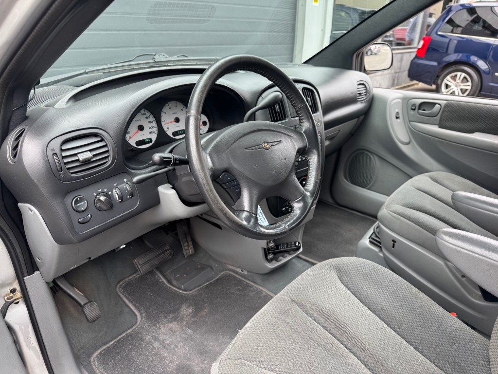 CHRYSLER-VOYAGER-3.3i V6 SE Luxe