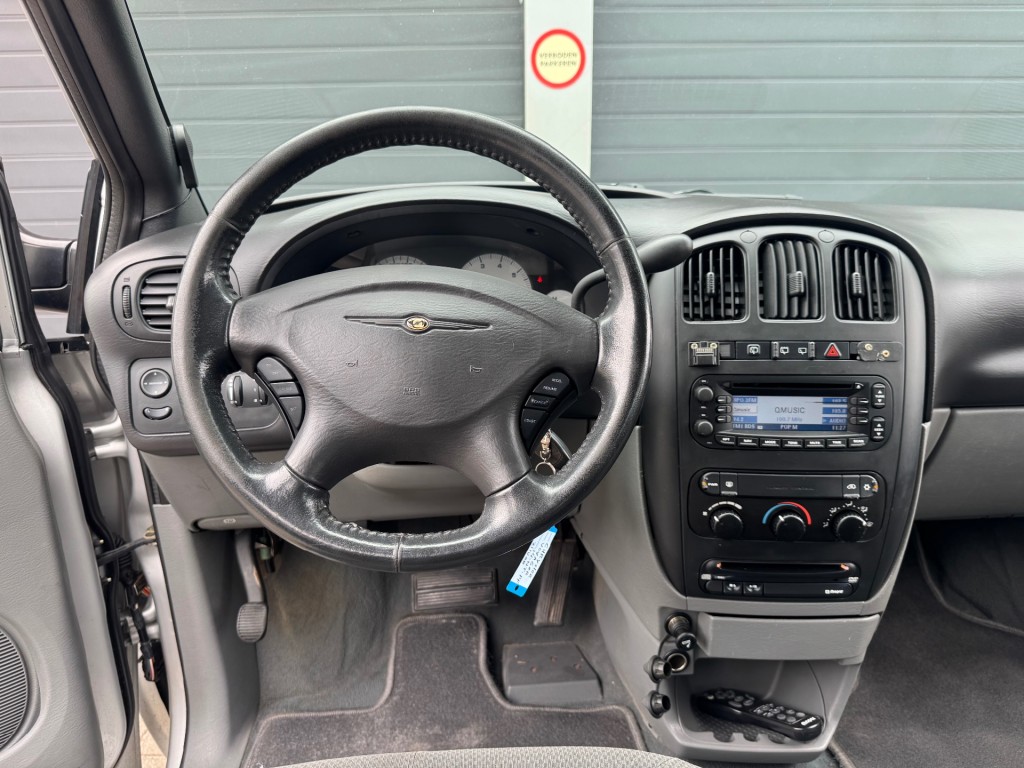 CHRYSLER-VOYAGER-3.3i V6 SE Luxe